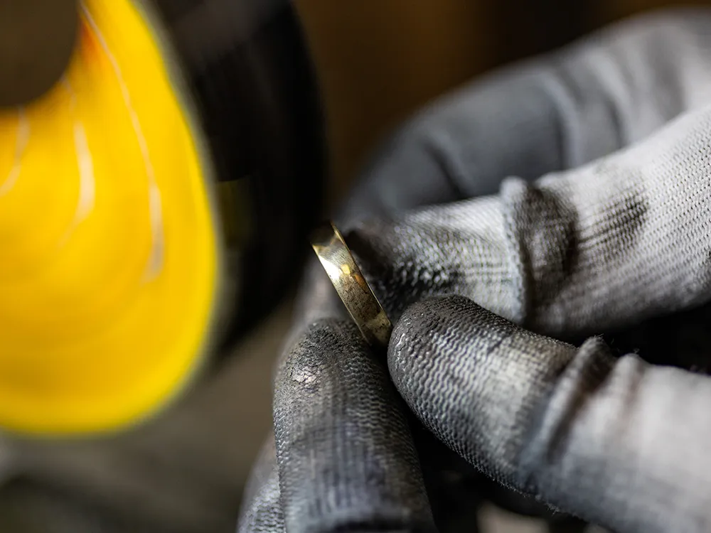 Detailaufnahme der Handarbeit im Schmuckhandwerk